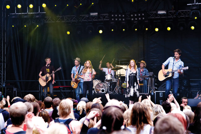 Scandanvian Music Group
Ankkarck 2008
Avainsanat: Scandinavian Music Group Ankkarock Vantaa Korso Terhi Kokkonen Joel Melasniemi Antti Lehtinen Anssi Växby yleisö päät