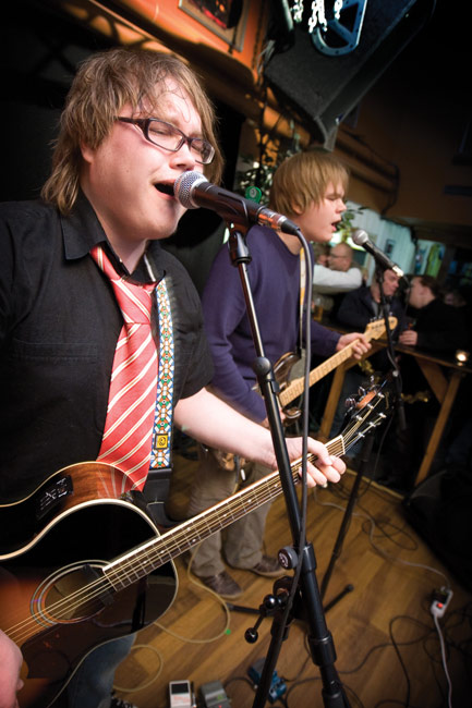 Snow Coloured Kid
Back Room, Kotka 2008.
Avainsanat: Snow Coloured Kid Back Room Kotka Ansso Konttinen Spiidi Matikainen duo Snow Coloured Kid
Back Room, Kotka 2008.
Avainsanat: Snow Coloured Kid Back Room Kotka Ansso Konttinen Spiidi Matikainen duo
