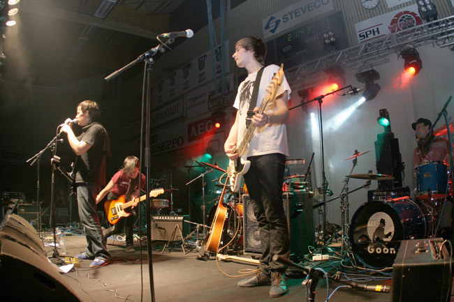 Soman stagella...
... ja rumpujen takana tuuraajana Heikki Paasonen.
Avainsanat: Soma Vesa Aleksi Henri Pauli Heikki Paasonen tuuraaja lava