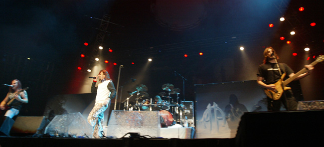 Liikkuva laulaja
Sonata Arctica Nightwishin lämmittelijänä Hartwall-Areenalla 2005.
Avainsanat: Sonata Arctica Tony Kakko liike Jani Liimatainan Tommy Portimo Marko Paasikoski liike lava