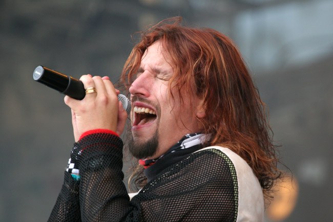 Tony laulaa kympillä
Avainsanat: Tony Kakko Sonata Arctica laulaa revittää  täysillä heavy hevi pitkätukka punapää