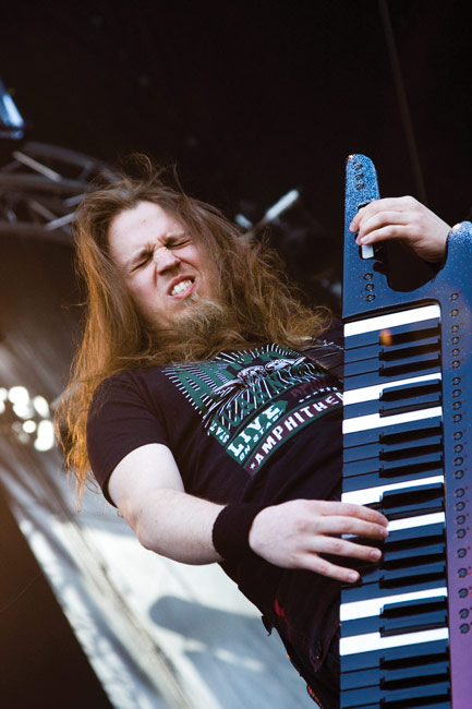 Soolon vääntö
Henrik Klingenberg ja piitsipiano, Tampere 2008.
Avainsanat: Sonata Arctica Sauna open air metal festival Tampere kosketinsoitinsoolo koskettimet Henrik Klingenberg piitsipiano Soolon vääntö
Henrik Klingenberg ja piitsipiano, Tampere 2008.
Avainsanat: Sonata Arctica Sauna open air metal festival Tampere kosketinsoitinsoolo koskettimet Henrik Klingenberg piitsipiano