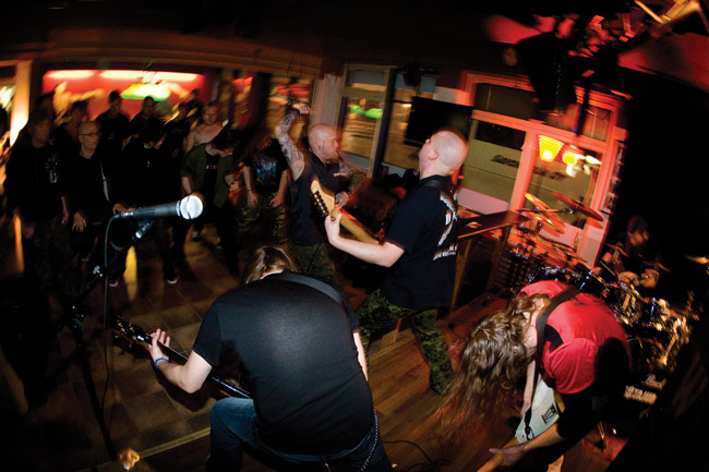 Sotajumala riehuu Back Roomissa
Kotka 2008
Avainsanat: Sotajumala Back Room Kotka riehua death metal Luukkanen Otsala Lapio Orbinski 