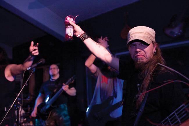 Synttärisankari
Syntymäpäivä on iloinen asia hevarillekin ja juhlan kunniaksi vaaleanpunaista juhlajuomaa - ja ilmeisesti vähän muutakin...
Avainsanat: Soultray syntymäpäivät devils juhlamalja alkoholi hattu vakava