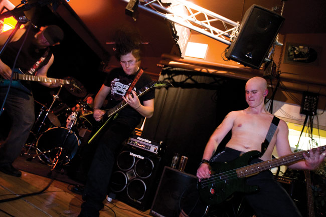 Spinal Strain
Back Room, Kotka 2008.
Avainsanat: Spinal Strain Back Room Kotka Samu Haatainen Aki Larkiola Antti Tani Aleksi Kahila