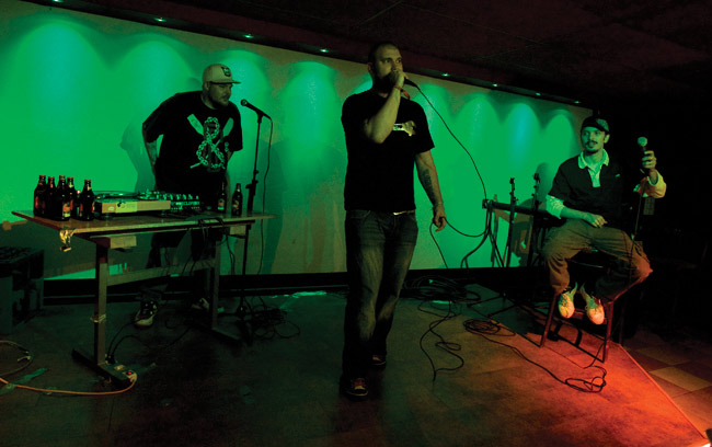 Kaljat, levari ja koko ryhmä
Steen1, Yellari, Kotka 2009.
Avainsanat: Steen1 Kotka Yeallari rap Seppo Lampela Steen Christensen Liekehtivä sikiö Kaljat, levari ja koko ryhmä
Steen1, Yellari, Kotka 2009.
Avainsanat: Steen1 Kotka Yeallari rap Seppo Lampela Steen Christensen Liekehtivä sikiö