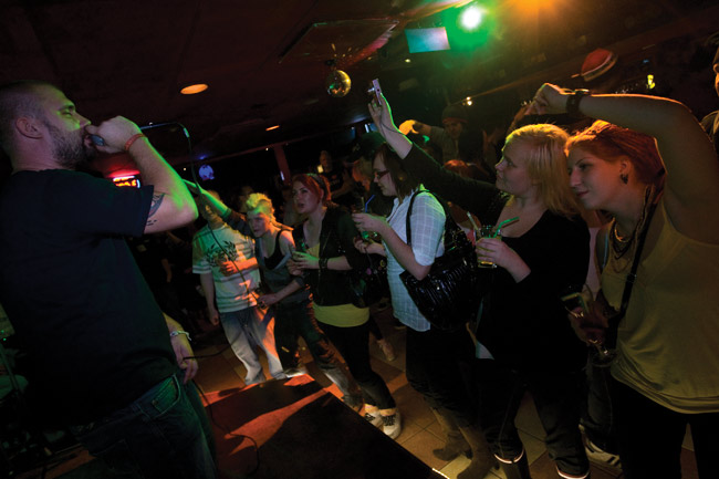 Tytöt tykkää
Steen1 ja tytöt, Yellari 09.
Avainsanat: Steen1 Kotka Yeallari rap Seppo Lampela Steen Christensen Liekehtivä sikiö tytöt naiset yleisö