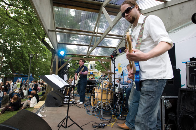 Struttin' Alligator
Segeli Blues, Kotka 2008.
Avainsanat: Struttin' Alligator Segeli Blues Kotka Meriniemi ulkona Struttin' Alligator
Segeli Blues, Kotka 2008.
Avainsanat: Struttin' Alligator Segeli Blues Kotka Meriniemi ulkona