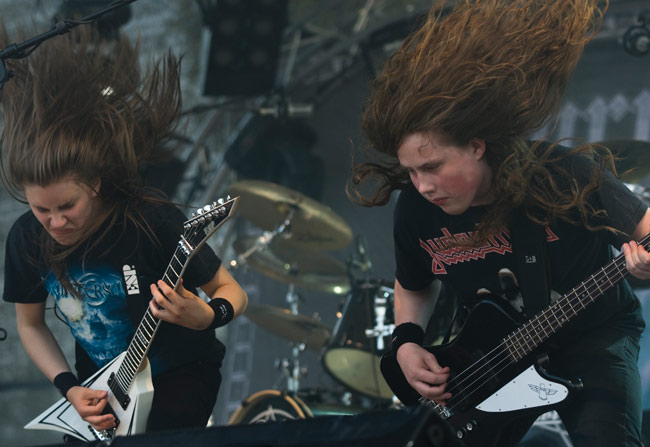 Sturm und Drang antaa tukkapöllyä
Andre Linman ja Henkka Kurkiala
Avainsanat: Sturm und Drang koria-Roll Elimäki heavy nuoret Andre Linman Henrik Kurkiala hiukset tukka mosh heiluttaa 