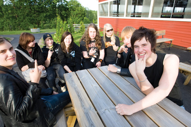 Meet and greet
Fanitapaaminen menossa, Koria-Roll 2008.
Avainsanat: Sturm und Drang koria-Roll Elimäki heavy nuoret meet and greet fanitapaaminen pöytä istua pitää hauskaa näyttää käsimerkkiä