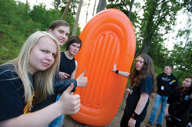 We did it!
Veneretki on saatu onnellisesti päätökseen, Sturm und Drang, Koria 2008.
Avainsanat: Sturm und Drang koria-Roll Elimäki heavy nuoret kumivene veneretki näyttää peukkua onnellisesti ohi takana
