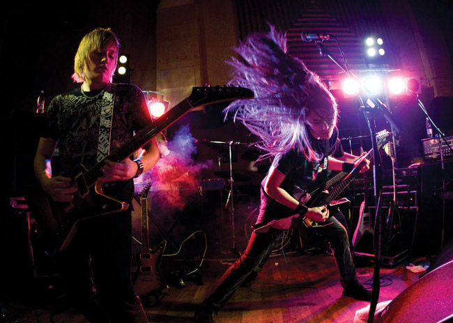 "Can't you hear me calling..."
Andre & Alexander
Avainsanat: Sturm und Drang heavy suomenruotsalainen metallimusiikkiyhtye Amarillo Kotka tukka hiukset ruuhkatukka vauhdikas Andre Linman Alexander Ivars 