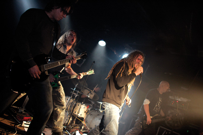 Roope, Euge, Alec, Ville ja Janne
House of rock, Kouvola 2006.
Avainsanat: Suburban Tribe Roope Siren Ville Toimi Janne Joutsenniemi Euge Alec Hist-Gee House of rock Kouvola yleisö kädet rock