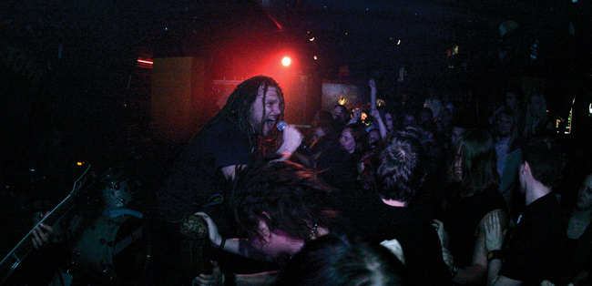 Untameable
Ville Tuomi ja Yellarin yleisö
Avainsanat: Suburban Tribe Ville Tuomi laulaja rastat Manimal untameable yleisä väki crowd