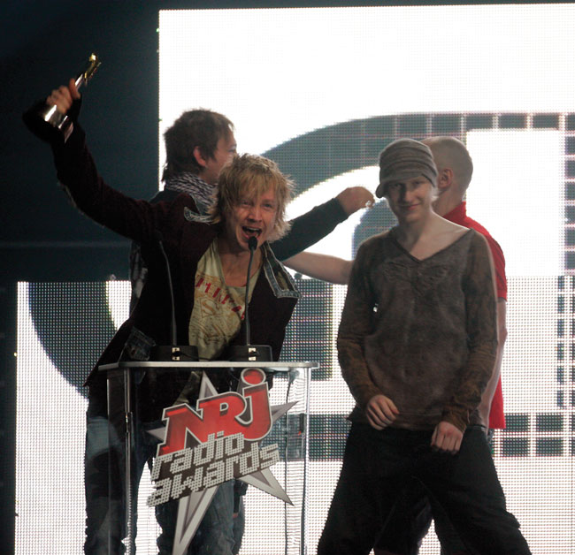 Ja pokaalia
NRJ radio awards 2007 palkinnot:
- Paras suomalainen tulokas
- Paras suomalainen albumi
- Paras pohjoismainen artisti
Avainsanat: Sunrise Avenue Paras suomalainen tulokas albumi pohjoismainen artisti NRJ radio Awards Samu Haber Jukka Backlund pokaali palkinto palkittu