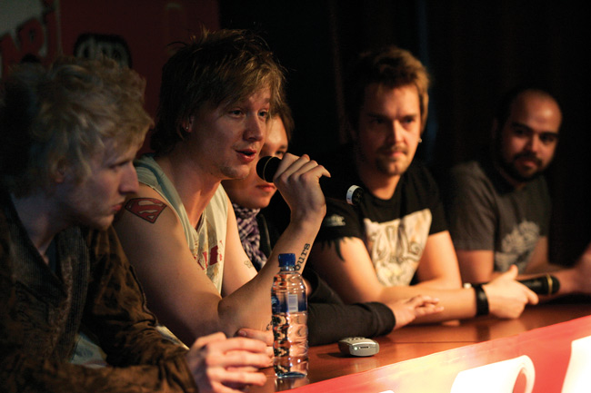 Lehdistötilaisuus
NRJ radio awards Hartwall Areena, Helsinki 2007.
Avainsanat: Sunrise Avenue Samu Haber Janne Kärkkäinen Raul Ruutu Sami Osala Jukka Backlund lehdistötilaisuus NRJ radio awards