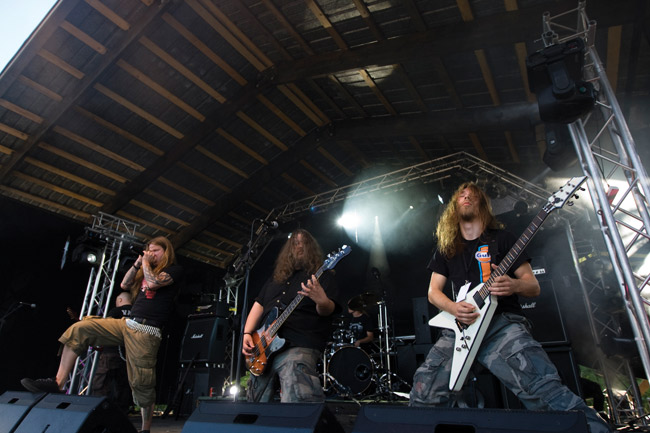 Honkallan lavalla
Honkalan hiihtostadion, Kotka 2009.
Avainsanat: Survivors Zero Dark River festival Kotka Honka Jani LuttinenTommin Virranta Sami Jämsen Honkallan lavalla
Honkalan hiihtostadion, Kotka 2009.
Avainsanat: Survivors Zero Dark River festival Kotka Honka Jani LuttinenTommin Virranta Sami Jämsen