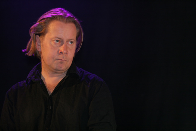 Kaappo Karvala
Avainsanat: Kaappo Karvala Suurlähettiläät apea mietteliäs