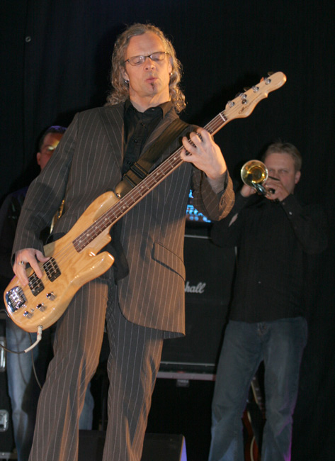 Basisti
Avainsanat: Suurlähettiläät Anssi Andy Saarnilehto Pekka Vaaherkumpu basisti puku