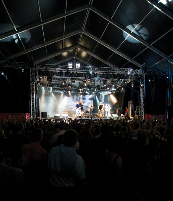 Täysi taulu
Suurlähettiläät, Meripäivät, Kotka 2008.
Avainsanat: Suurlähettiläät Meripäivät Jussu Pöyhönen Mikko Mäki Anssi Saarnilehto Jay Havanna Kaappo Karvala Pekka Viherkumpu Petri Viitala Kari Hurri