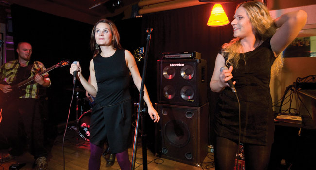 Suvi ja Kaisa
Syöjättäret, Back Room, Kotka 2011
Avainsanat: Syöjättäret Kotka Back Room tyttöenergiaa