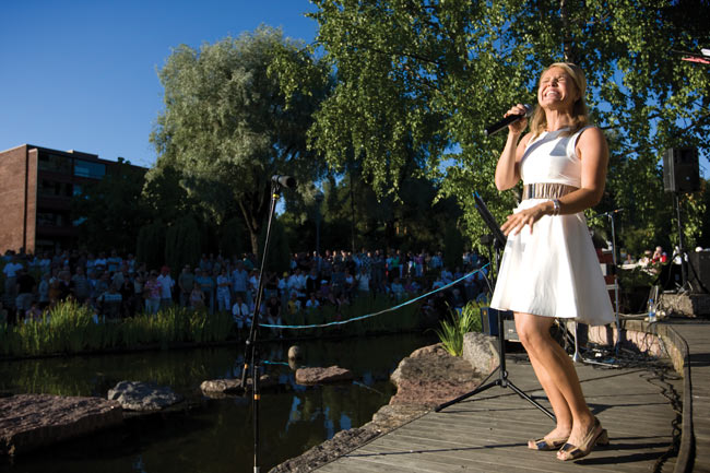 Veden äärellä
Marita Taavitsainen, Sapokan laululava, Kotka 2008.
Avainsanat: Marita Taavitsainen Sapokka Sapokan laululava tangokuningatar Junnu Vainion lauluseura kaunis seksikäs vesi kesä Veden äärellä
Marita Taavitsainen, Sapokan laululava, Kotka 2008.
Avainsanat: Marita Taavitsainen Sapokka Sapokan laululava tangokuningatar Junnu Vainion lauluseura kaunis seksikäs vesi kesä