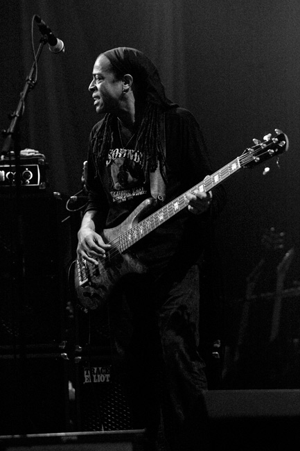 Doug Wimbish
Tarja Turusen basisti Wimbish on soittanut mm. Rolling Stonesin, Madonnan ja Annie Lennoxin levyillä. Parhaiten hänet kuitenkin tunnetaan Living Colour -yhtyeestä.
Avainsanat: Doug Wimbish basisti mustaihoinen Living Colour Doug Wimbish
Tarja Turusen basisti Wimbish on soittanut mm. Rolling Stonesin, Madonnan ja Annie Lennoxin levyillä. Parhaiten hänet kuitenkin tunnetaan Living Colour -yhtyeestä.
Avainsanat: Doug Wimbish basisti mustaihoinen Living Colour