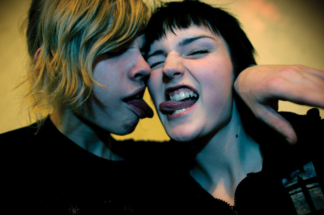Bändikisan voittajat
Teenagers gone wild
Avainsanat: Teenagers gone wild kieli irvistää poseerata voittaja bändikisa pari kaksikko suloinen tuhma