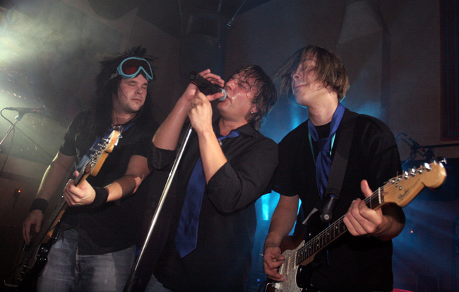 Telaketjun eturivi
Masa Maunula, Marko Makkonen ja Tuomo Unkuri, Amarillo, Kotka 2005.
Avainsanat: Masa Maunula Marko Makkonen Tuomo Unkuri Amarillo Kotka 2005 Telaketju eturivi kolmikko laskettelulasit