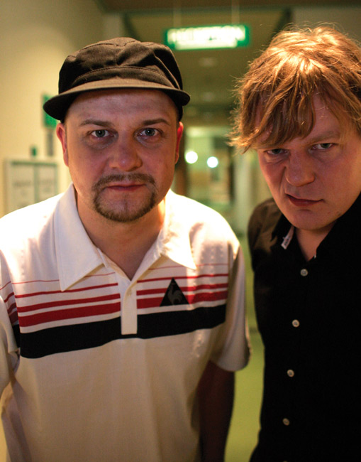 Markus ja Pepe
Teleks-kaksikko haastattelun tiimellyksessä, Kouvola 2007.
Avainsanat: Teleks Markus Koskinen Pepe Johansson poseerata haastattelu hattu nyreä äreä hauska pelleillä Markus ja Pepe
Teleks-kaksikko haastattelun tiimellyksessä, Kouvola 2007.
Avainsanat: Teleks Markus Koskinen Pepe Johansson poseerata haastattelu hattu nyreä äreä hauska pelleillä