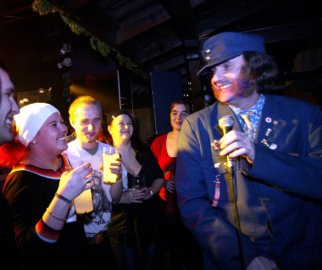 Se on kuin nousu auringon kun annat mulle nautinnon
Aarne Tenkanen tekee selkoa mitä Iso Pitkä tarkoittaa, 2005 Ravintola Karhu, Kotka.
Avainsanat: Aarne Tenkanen Tempuntekijä Tempuntekijät laulava raitiovaunukuski hemaisen seksikäs pörröpää