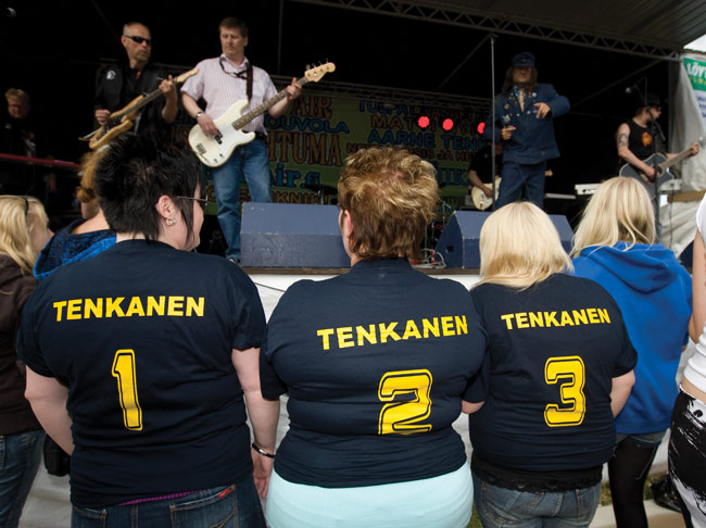 Tenkanen ja tukijoukot
Yy-kaa-koo jaTenkanen
Avainsanat: Aarne Tenkanen Löytty open air Elimäki Kouvola hattu parta hemaisevan seksikäs paita nimiteksti 1 2 3 tytöt