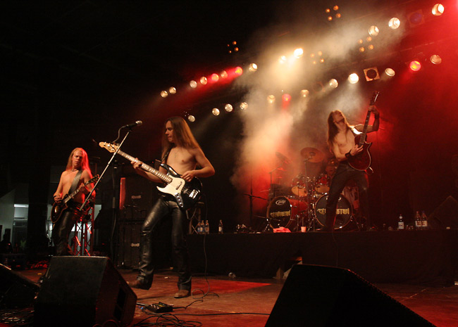 Savua
Avainsanat: Teräsbetoni Vili Rantanen Jarkko Ahola Arto Järvinen rock hevimetalli ilman paitaa savu