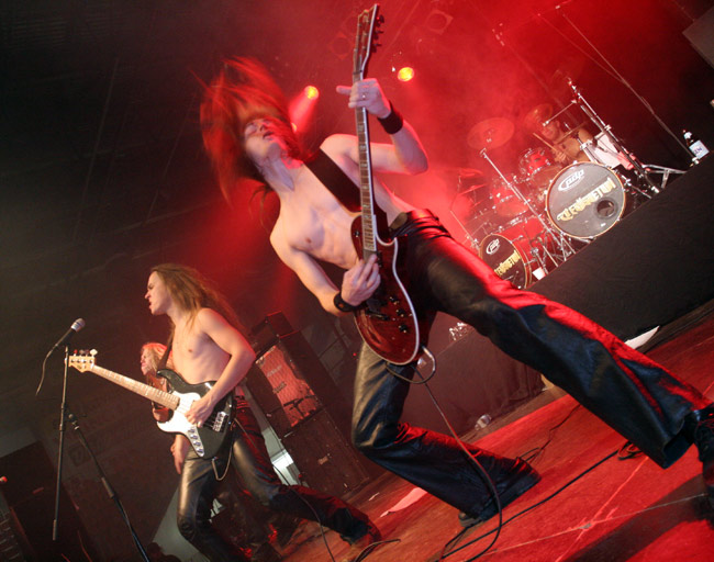 Rytinää
Teräsbetoni Kouvolan jäähallissa, Räntämetalli 2005.
Avainsanat: Teräsbetoni Jarkko Ahola Arto Järvinen rock hevimetalli