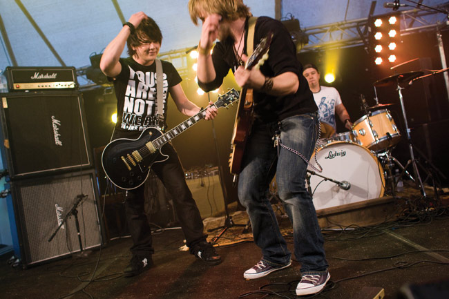 Kädet heiluu
Terror Twin
Avainsanat: The Terror Twin Kuovola taiteiden yö summer of rock kill it dead Judas Jones Lazy