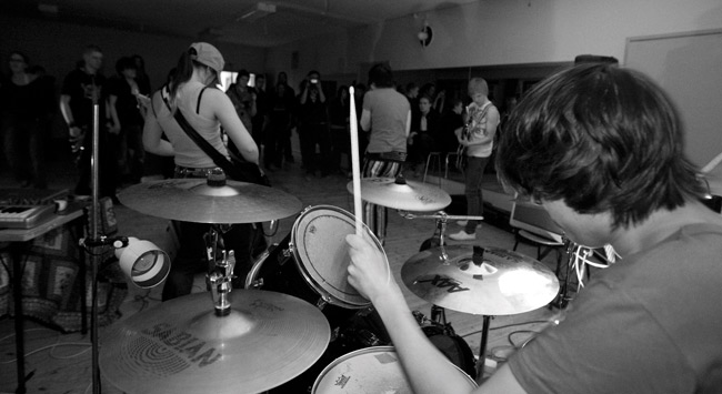 Rumpalin näkökulma
Teenagers Gone Wild
Avainsanat: Teenagers Gone Wild TGW Liisa Tani punk kapina järjestötalo vasemmistonuoret rummut rumpali bileet Rumpalin näkökulma
Teenagers Gone Wild
Avainsanat: Teenagers Gone Wild TGW Liisa Tani punk kapina järjestötalo vasemmistonuoret rummut rumpali bileet