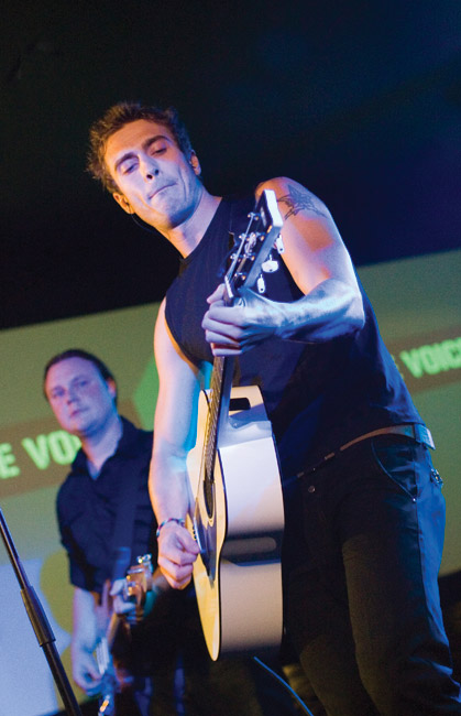 Tarkasti
Ja sitä pitää vielä tarkkailla tarkemmin...
Avainsanat: The Giant Leap Lux Nightclub helsinki All in my head akustinen kitara tarkasti tarkkailla