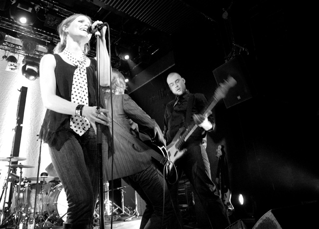 The Cardigans vauhdissa
Tavastia 2006.
Avainsanat: the Cardigans Peter Svensson Nina Persson Magnus Sveningsson Tavastia lava Ruotsi ruotsalainen meno päällä liike The Cardigans vauhdissa
Tavastia 2006.
Avainsanat: the Cardigans Peter Svensson Nina Persson Magnus Sveningsson Tavastia lava Ruotsi ruotsalainen meno päällä liike