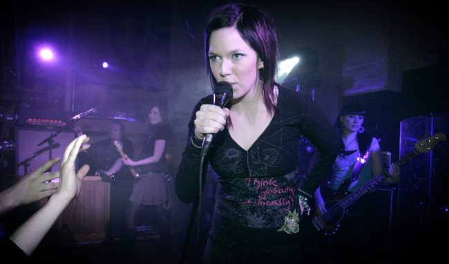 Petra vetää showta
"Think globally, not locally"
Avainsanat: Tiktak kädet laajakulma Petra Noora Mimmu Rannaton Tänä yönä