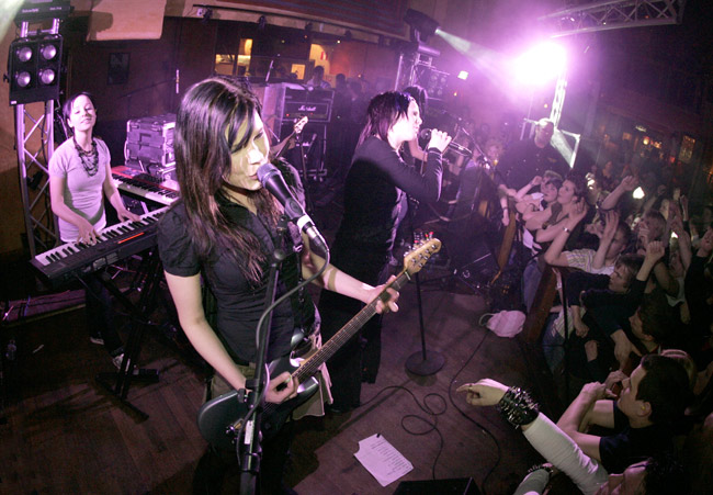 Tiktak
Tiktak veti Kotkan Amarillon aivan täyteen. (Oli tosi vaikeaa kuvata.)
Kotka 2006.
Avainsanat: Tiktak Nooro Nea Petra yleisö kansa väki biisilista tyttöbändi tytöt naiset kalansilmä