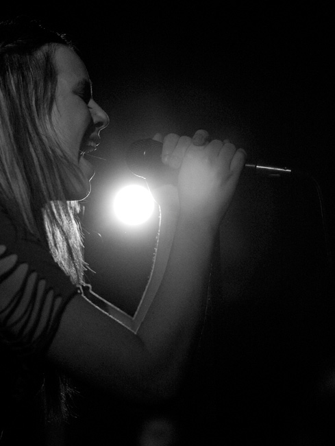 ".. ja maailma kuin siinä ei muita ois"
Avainsanat: Tiktak jäähyväiskiertue hei me lopetetaan oikeesti mustavalkoinen Petra samantekevää