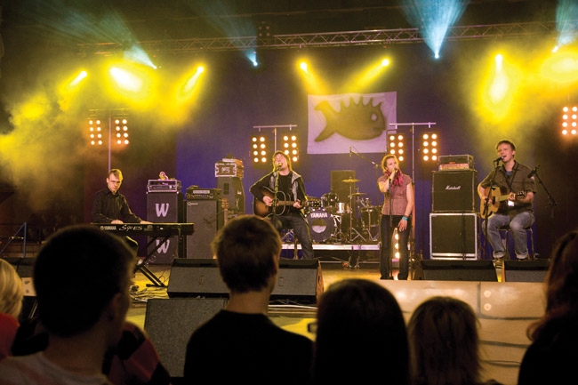 Tommi Kalenius trio + 1
Vappugospel, Jäähalli, Kouvola 2008.
Avainsanat: Tommi Kalenius Vappugospel Kouvola Jäähalli hengellinen kaunis maailma tervehtiä moikata trio + 1