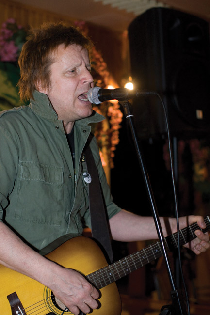 Tumppi sooloilee
Asema Pubi, Kotka 2010
Avainsanat: Tumppi Varonen Asema pubi karhula Kotka punk