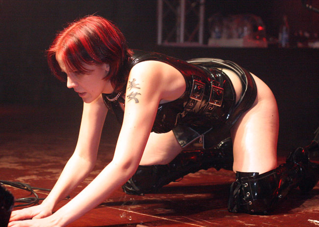 Valmiina
Tanssityttö matalana, Igor pornoshow Turmion Kätilöiden keikalla.
Avainsanat: Igor Pornoshow Turmion Kätilöt tyttö nainen tanssija matalana kontallaan valmiina seksi seksikäs kumi nahka ketjut