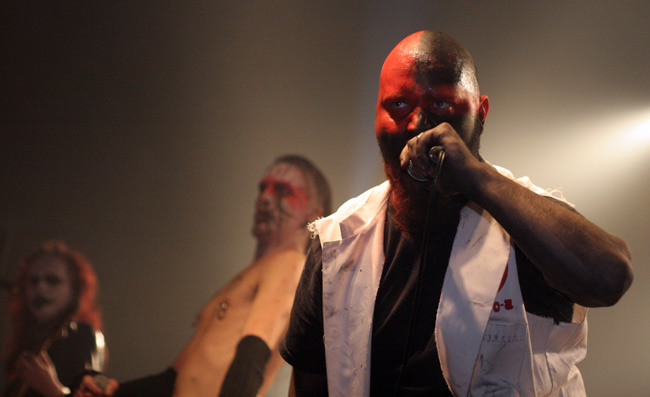 Turmiollisia kätilöitä
Avainsanat: Turmion Kätilöt kalju maalattu kolme Verta ja lihaa Hoitovirhe