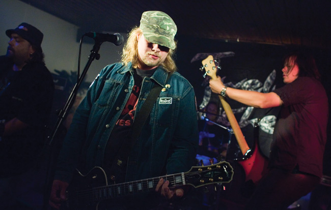 Ote
Twelve Inches
Avainsanat: Twelve Inches dark river fest jatkot night corner Pete Juha Marko  taustalakana ote otelauta kitara lippahattu lippis