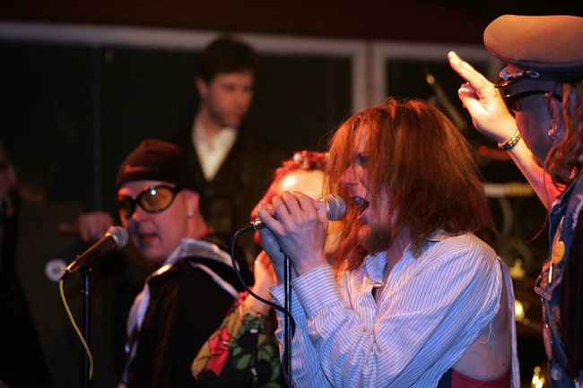 Siunattu hulluus
Aki Järvenpää lauluosuus on siunattu sormilla.
Avainsanat: Uiskin Kauhistus Aki Järvenpää Mikko Halme sormet siunattu