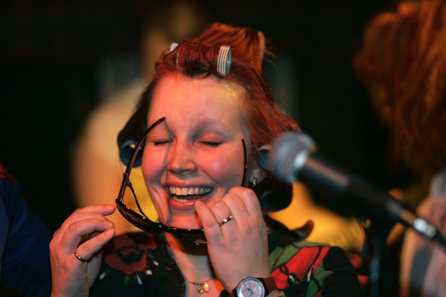 Ei sittenkään niin vakavaa
"...mummolla vain heilui lanne..." 
Mummo kohteli kaltoin Jannea, mutta ehkä homma ei sittenkään aina ole niin vakavaa.
Avainsanat: Uiskin Kahistus Mummo ja Janne lasit Pirre Marttila nainen iloinen hymyilee hauskaa kivaa