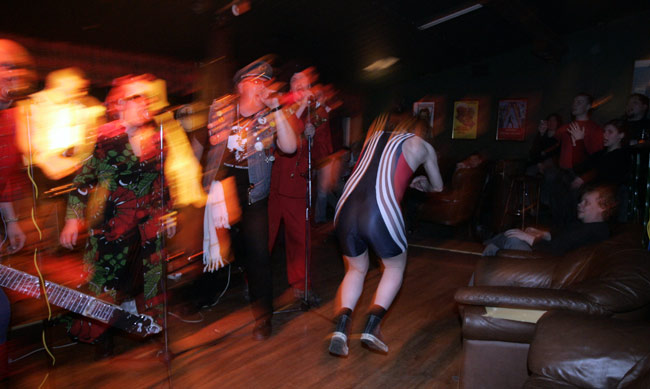 Hyppy
Avainsanat: Huiskin Kauhistus teatteri esitys hyppy hypätä hyppääjä trikoot urheilu urheilija Aki Järvenpää nahkasohva nojatuoli