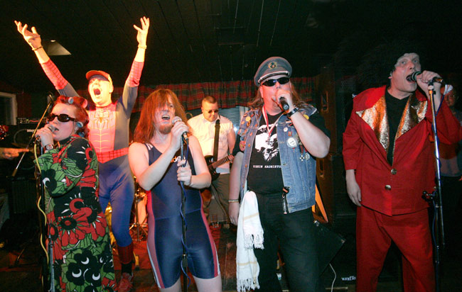 Sleepy Sleepers -hengessä.
Marttila, Halme, Järvenpää, Halonen, Kolsi ja Porkka
Avainsanat: Uiskin Kauhistus Sleepy Sleeper cover bileet teatteri Pirre Marttila Mikko Halme Aki Järvempää Jari Halonen Pekka Kolsi Markku Nipa Porkka 40